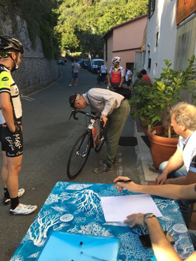 Controllo bici all’arrivo, veniva controllata la zona sotto il movimento centrale che non fosse “calda” e sollevata la gomma dei comandi del manubrio per vedere se non ci fosse qualcosa di troppo...