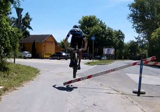 Ahogy felmentem a bringaútra, egyből kikerült egy montis.   Nem is ügyetlen.   De mintha ez ismerős mez lenne...