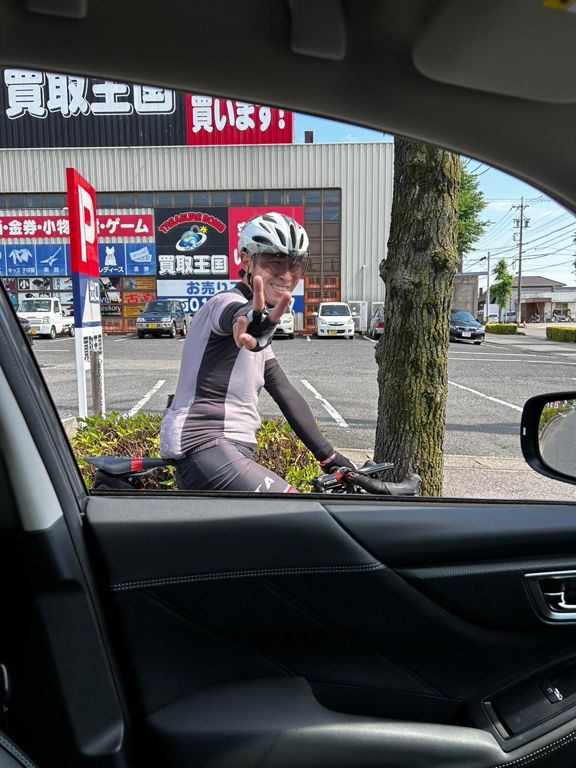 小牧市内の某交差点にて信号待ちしてたら、えらい勢いで突っ込んでくる車の音が!?　と思ったら、k流さんでした😂