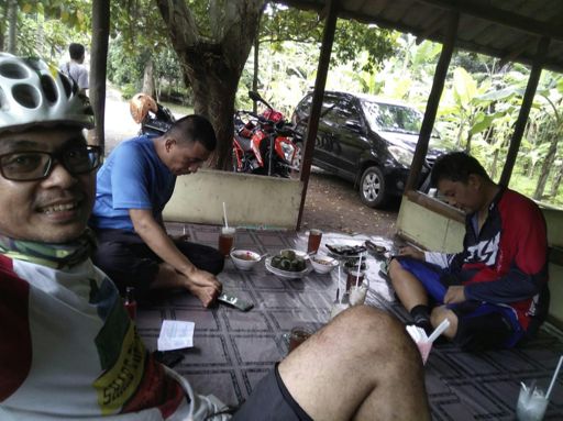 Setelah Gowes 50km..akhirnya..lesehan ..makaan..Alhamdulillah