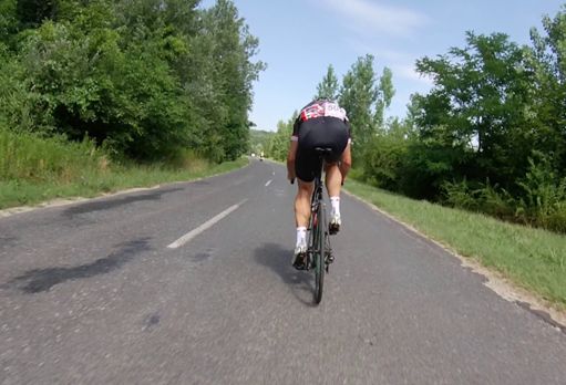 Üldöztük azért.  Ott elől az autó mögött van valahol Gergő.    Úgy tűnt, túl közel is ment az autó előtte, de hát ő nem fog lassítani, ez nyilvánvaló!