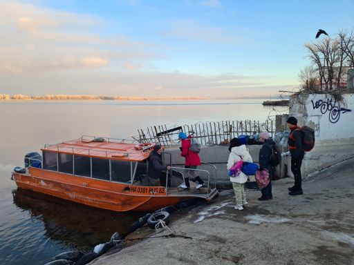 На этом заказном катере мы переправлялись в Рождествено.