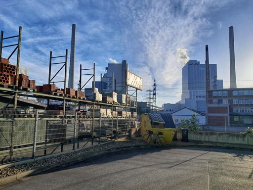 Gewerbegebiet Mannheim. Zwischen Fressnapf und Muckle-Baustoffe. Mit bestem Blick auf das Großkraftwerk und die Isolation AG (sic).