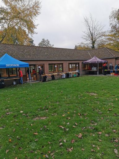 1er ravito monstrueux. Au fond on peut apercevoir les pompes à bières avec merguez. J'en ai pas bu il me restait 30 bornes à faire😂