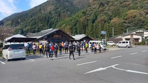 朝の雲もどこへやら。30名ほどの猛者たちといざしらびそへ👍