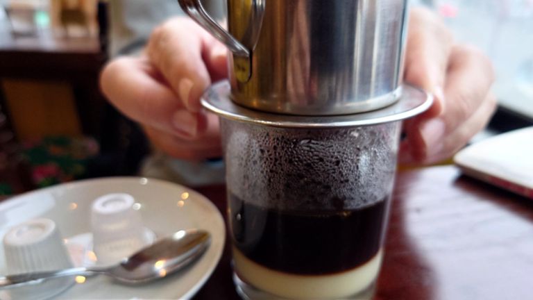 奥様は練乳コーヒーを注文♪　上に乗っているのはドリッパーで、