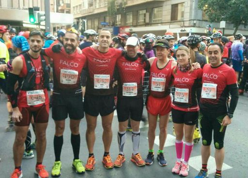 Maratón de asfalto con chaleco de hidratación. Marcando tendencia, jajaja