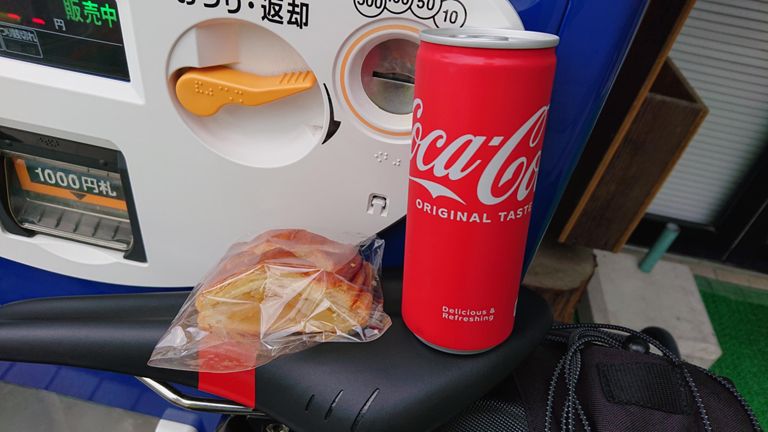 王滝村まで下って、途中のひめやさんで買ったアップルパイとコーラで祝杯🥂　っと、ここで小牧まで帰らないといけない現実に気が付く😅