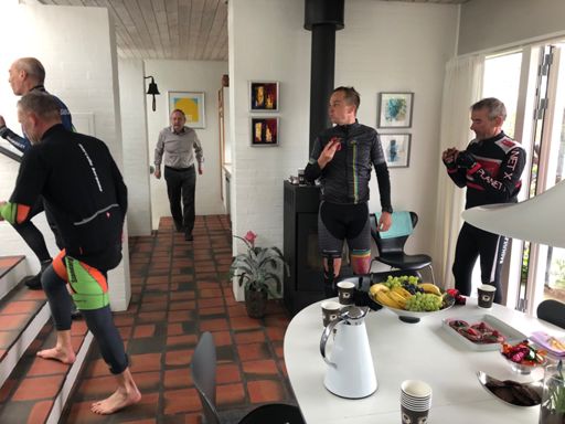 Kaffe, kage og tørre strømper i Ejby