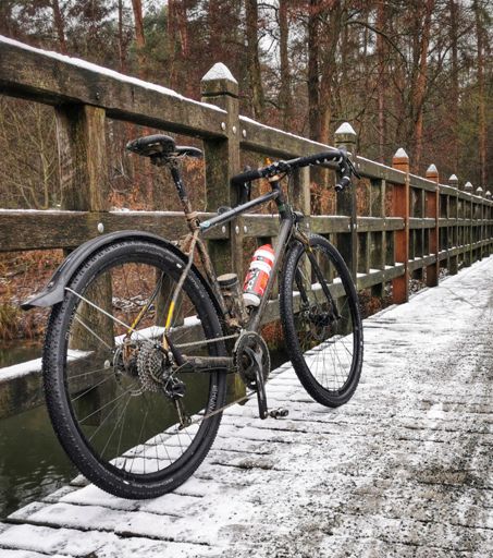 An der Sattelstütze sieht man noch schön den alten Dreck aus der Zeit ohne Schutzblech. Der Mist flog hinten teilweise bis auf den Helm hoch... Jetzt ist mal Ruhe damit 😉