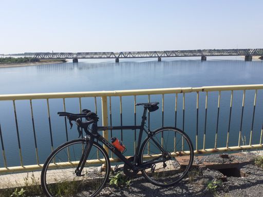 Oltul și podul de cale ferată de la Stoenești.