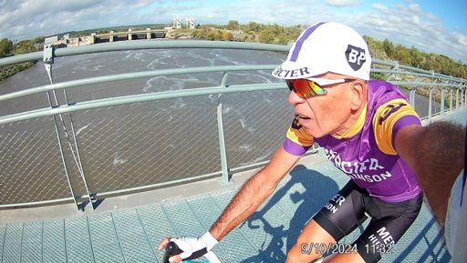 Sur la passerelle, fort vent de côté !