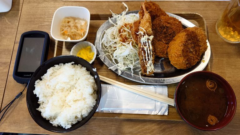 自分は本日のミックス定食(620円)を注文。チキンカツ・メンチカツ・エビフライ。コロッケのセットでした。