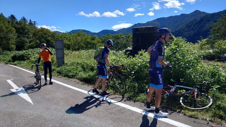 平湯峠に到着。　駐車場からここまで6km。　そして、