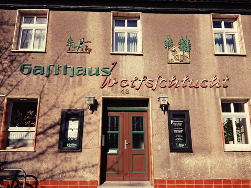 in Herzberg ist die Welt noch in Ordnung oder die Zeit stehen geblieben. Irgendwie schön, wenn solche Ort überleben, auch wenn in der ganzen Region viel Geld an die Kommunen verteilt und in die Infrastruktur gesteckt wurde. (Super Straßen zum Radeln, gut ausgebauter Schwarze-Elster-Radweg und Fläming skate)