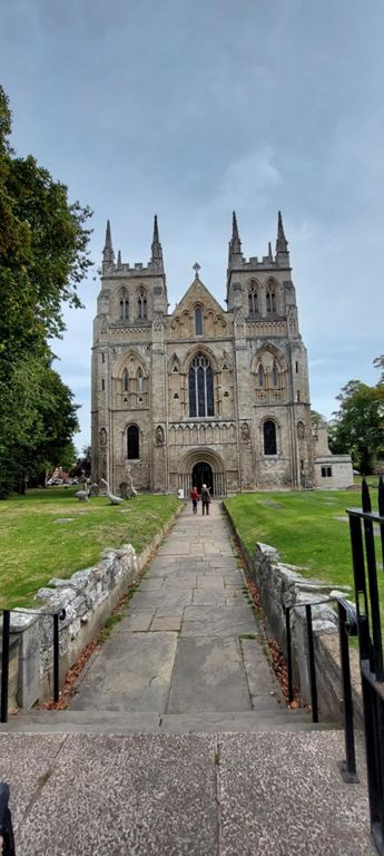 Selby Abbey, founded 1069. https://www.selbyabbey.org.uk/ & https://en.wikipedia.org/wiki/Selby_Abbey  We met an American couple outside the abbey.  They were touring by tandem and also taking a break.