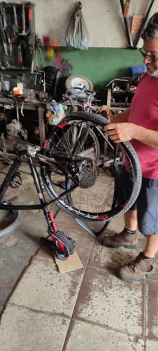 Um raio rompeu Silva Jardim na oficina do baixinho me socorreu na hora da necessidade graças a Deus foi um 300 com sucesso