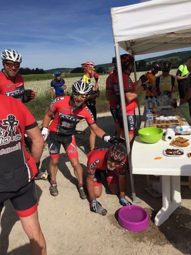 Ravito Specialized. Les riders Scott condamnés à boire à la gamelle...