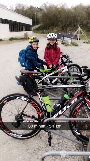 Stolte unga, som sykla til skola for første gang (fra mæ) 💖💙