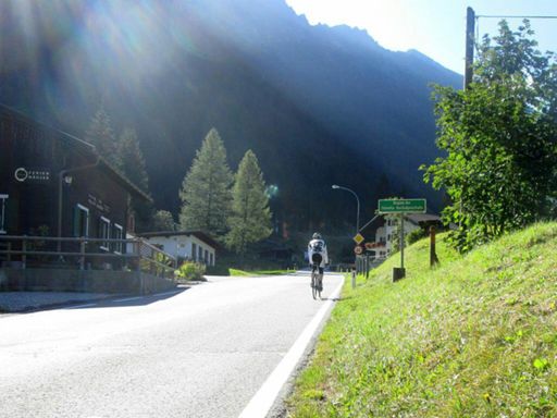Die Silvretta-Hochalpenstrasse beginnt.
