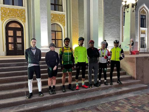 На старте 22:00. Двое муж с женой сошли из-за того что ранее отравились в кафе