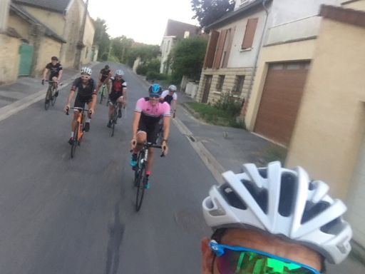 Regardez derrière il y a un mec en trottinette