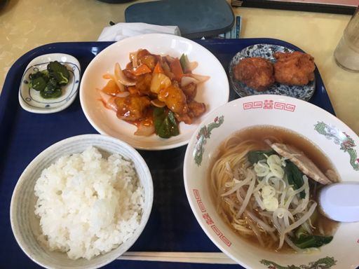 酢豚定食。
特別美味しくはないけど、安い！
唐揚げがしっかり火通ってなかった。