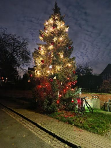 Gegenüber der Stemmer Kirche