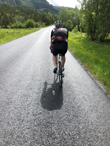 Haugset i godt driv på ny asfalt opp vuttudalen 🚴‍♂️✨