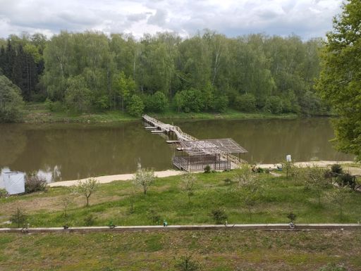 Пруд в Дальних Прудищах, мостик на тот берег. Внизу песчаный пляж.