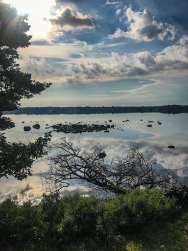 Spegelblank Möckeln vid avfärd.