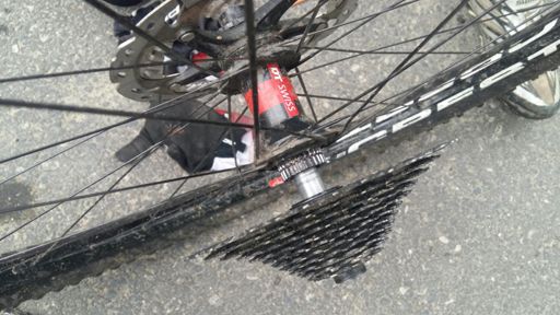 Tomek zdemontował kasetę w rękach przy usuwaniu szprychy blokującej koło.