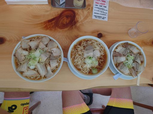 写真は左、もちろん肉大盛り