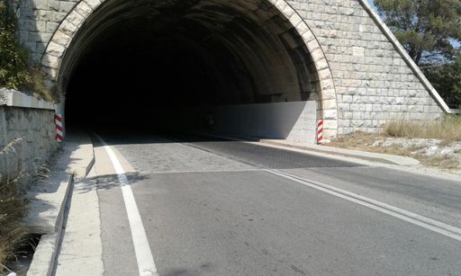 kocky v tuneli Solin