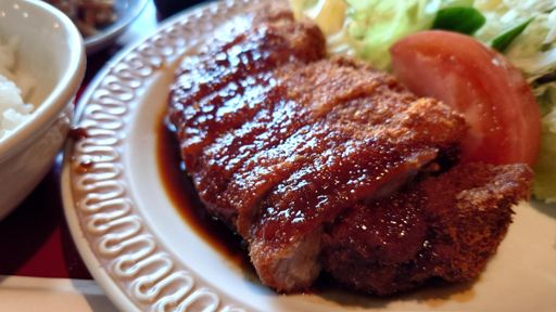 パン粉のキメが細かく、洋食屋さんらしくソースっぽい味噌がかかってます。