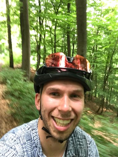 Grinsebacke. Sonnenbrille im Wald lieber ab, die verdunkelt einfach zu gut.