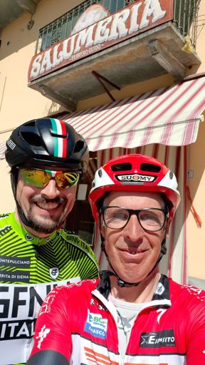 2 salami davanti ad una Salumeria 🤭😅