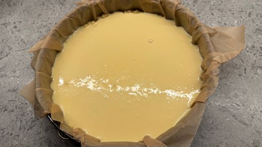 Fertig für den Ofen sind der Teig und die Quark-Pudding-Eimasse. Im zweiten Schritt folgt dann nach fünfundvierzig Minuten noch der Eischnee, der diese Leutewitzer Eierschecke komplettieren wird. 😊🍰