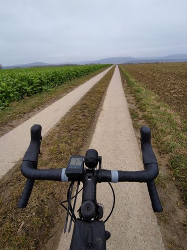 Ja, die Kabelbinder werden noch gekürzt, aber hab das im Zug befestigt. Viel besser als die andere Halterung, die von wahoo mitgeliefert wurde