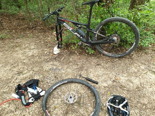 Första punkan, däcket ville inte självläka. Fick ta slangen.