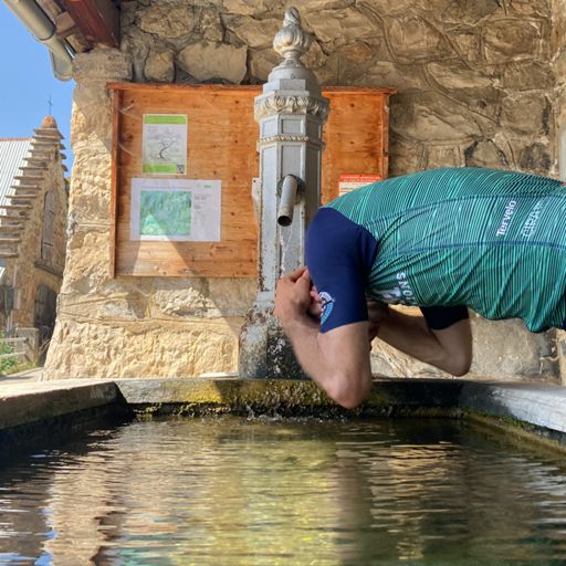 Hoofdkoelhoudingsselfie aan een van de vele fonteintjes. Dit heb ik vandaag een keer of vijf gedaan, zelfs nog om 20:00. Om maar te zeggen: hete dag.