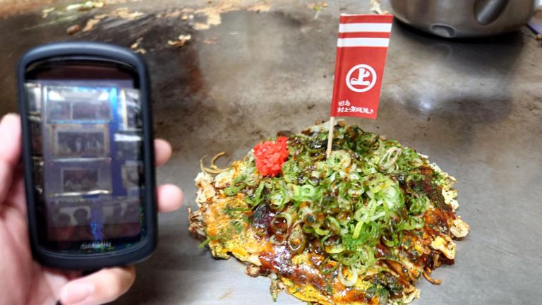 広島焼ともちょっと違うお好み焼き(そば半玉、肉玉トッピング)を注文。 