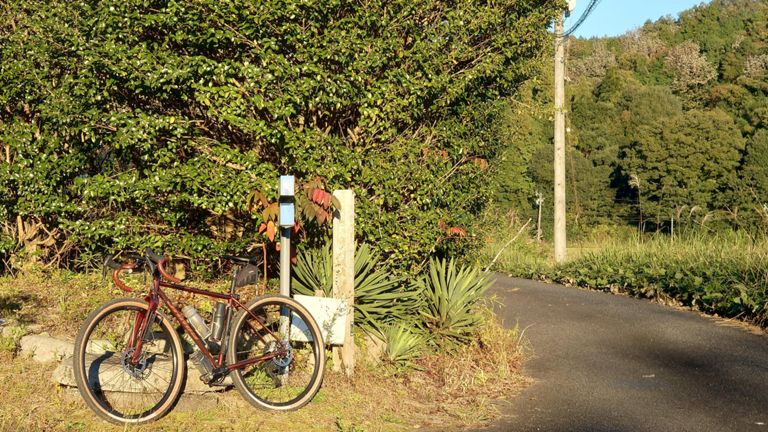 いつもの入口にて、タイヤの空気を戻す。