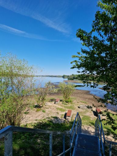 Pie hesa ūdens ir tik zemu, ka var pāri Daugavai pāriet pāri. 