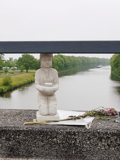 Op de brug over het Markkanaal staat sinds kort dit herdenkingsbeeldje