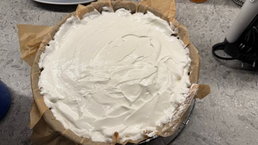 Nach fünfzig Minuten im Ofen, war es Zeit den Eischnee auf der Eierschecke zu verteilen, um diese weitere fünfzehn Minuten fertig zu backen,