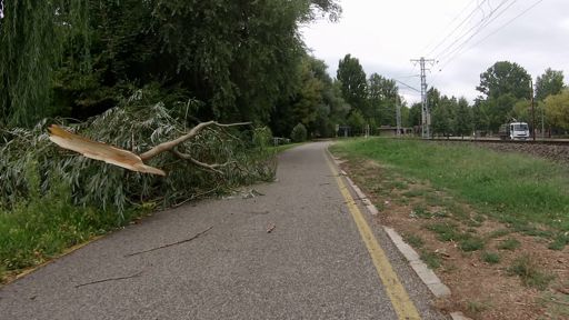 Almádi előtt nem sokkal látszik a nyoma az éjszaki viharnak.