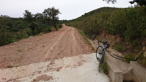 I overkant røft ned her på 25 mm. Tipper 20 % og løs grus nedover.