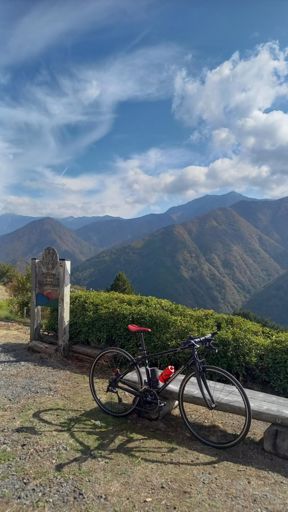 下栗へは二番手で到着。集落を走るつづら折りはアウターでは無理でした😆