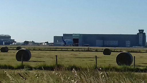 Atterrissage du Béluga sur la piste de l'usine Airbus à Montoir de Bretagne, proche de Saint Nazaire. Même pas entendu avec les bouchons d'oreille et le raffut dans le Vélomobile...